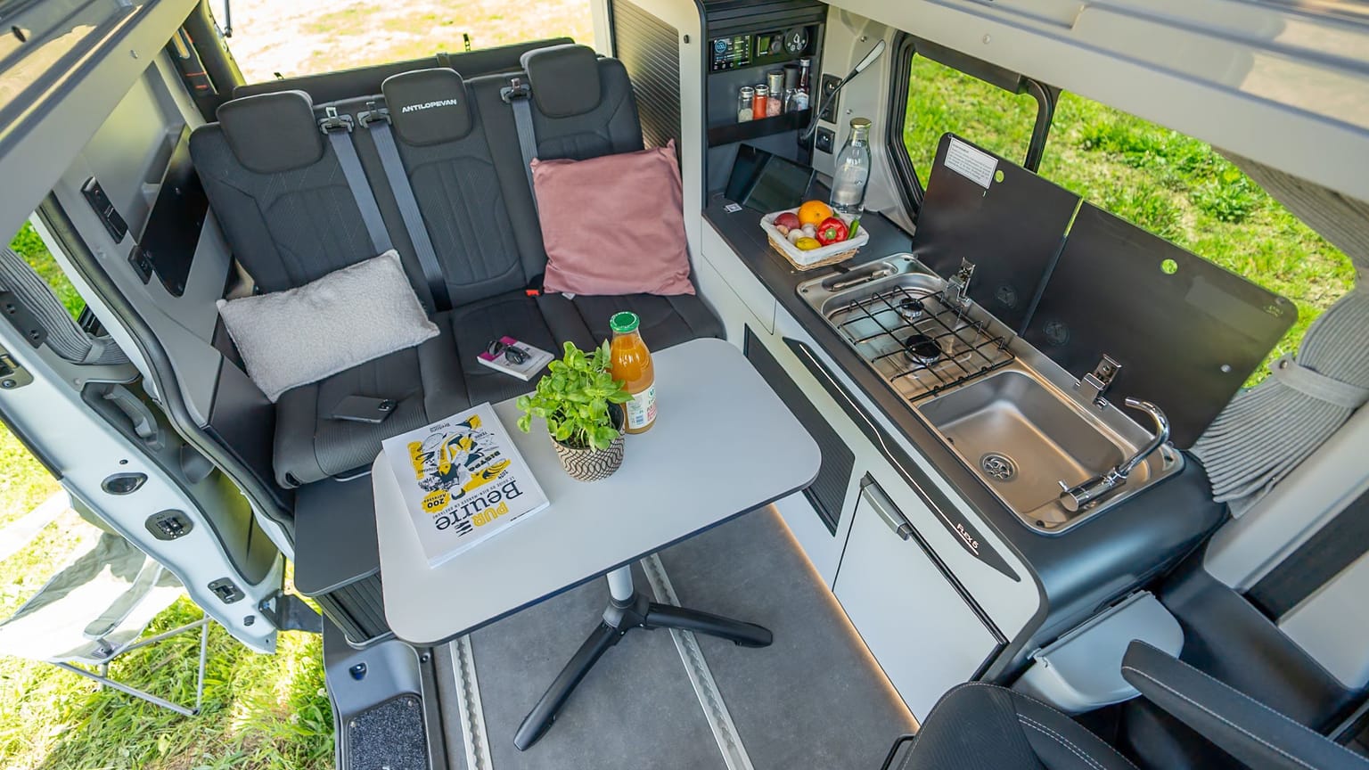 à quoi ressemble vraiment l'intérieur d'un van