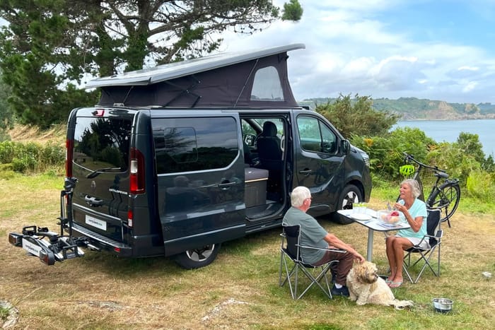 Flex PLUS : van aménagé 2-4 places vue extérieur avec un couple
